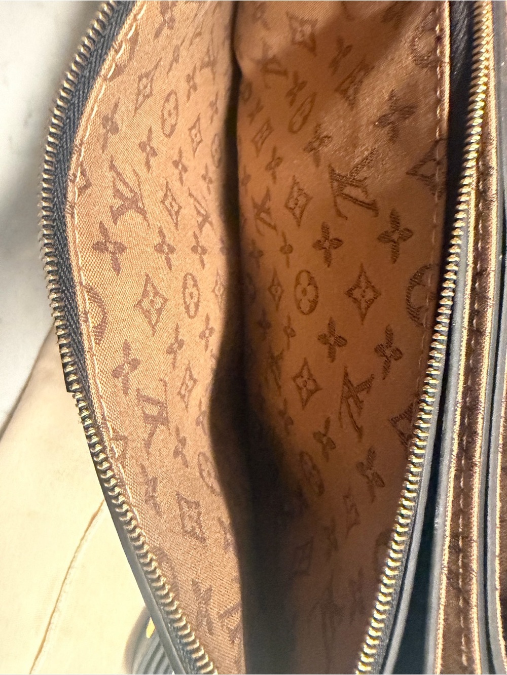 Louis Vuitton Rendez Vous calfskin Leather bag w/adjustable strap and gold chain - Picture 11 of 13